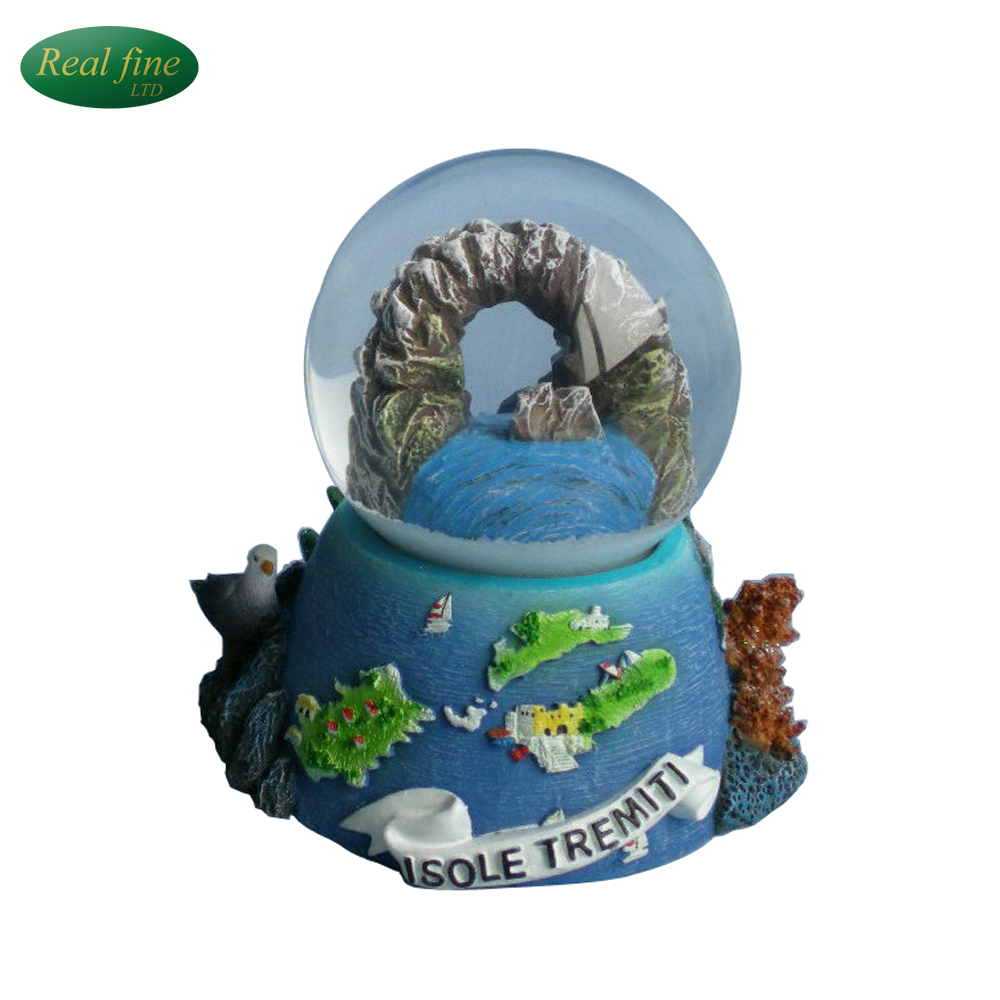Wholesale Polyresin Tourist Snow Globe for Home Decoration from China